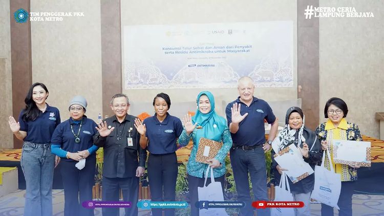Ketua Tim Penggerak PKK Kota Metro menghadiri sekaligus menjadi salah satu pembicara pada acara talk show Puncak Pekan Kesadaran antimikroba Sedunia Tahun 2022.