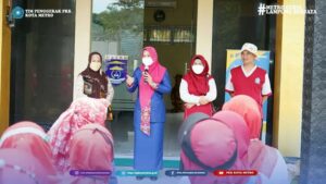 Ketua Tim Penggerak PKK Kota Metro didampingi sekretaris melepas rekan-rekan pengurus Bank Sampah Unit di Kelurahan se-Kota Metro.