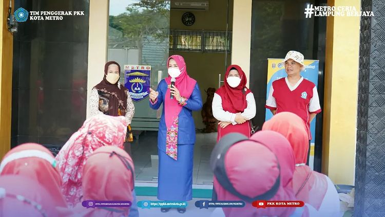 Ketua Tim Penggerak PKK Kota Metro didampingi sekretaris melepas rekan-rekan pengurus Bank Sampah Unit di Kelurahan se-Kota Metro.