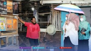 Ketua Tim Penggerak PKK Kota Metro didampingi sekretaris mengunjungi Kandang Ayam KUB Boge.